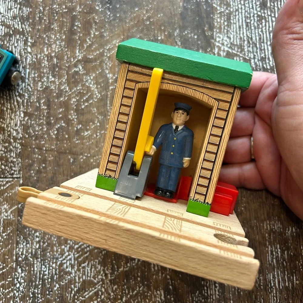 Thomas & Friends Take Along Diecast Trains Spencer Thomas & Wooden Station Lot